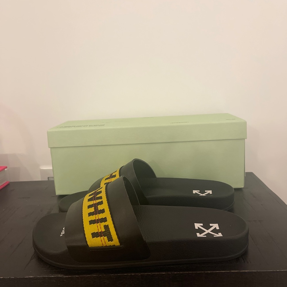 Off-white slides - Picture 3 of 10